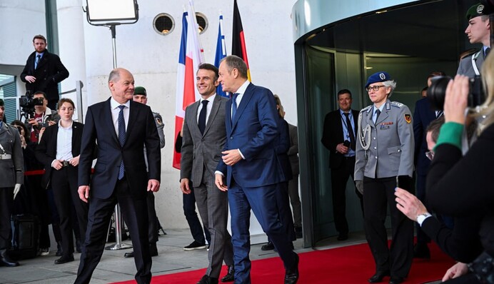 Европа вместо США: Макрон, Шольц и Туск решают, как помочь Украине