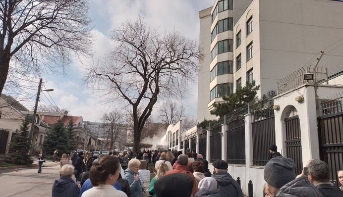 У Кишиневі посольство Росії закидали 