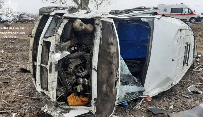 Погибли взрослые и дети: на трассе под Днепром маршрутка слетела в кювет, фото и видео