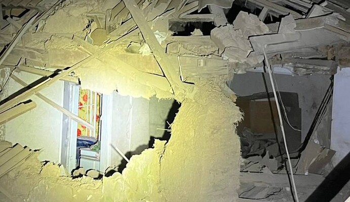 Уламки влучили в багатоповерхівку: що відомо про наслідки ворожої атаки "шахедів", фото