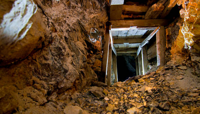 В России обвалился золотодобывающий рудник, под завалами оказались люди: фото и видео