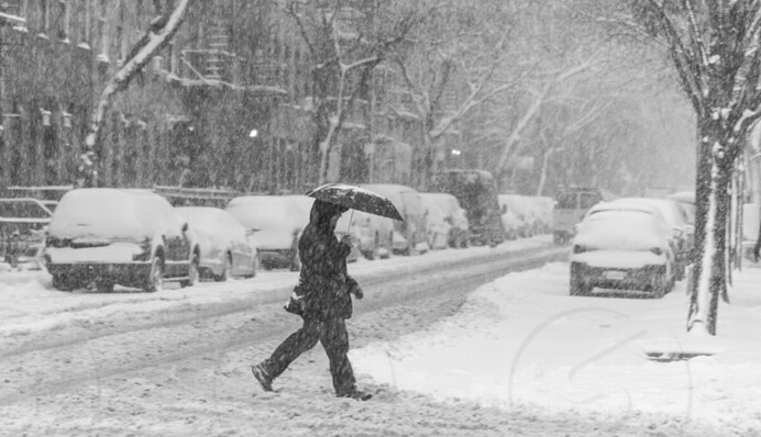 Хмельницкий в марте засыпало снегом, дороги превратились в катки: видео