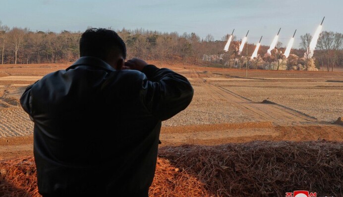 Кім Чен Ин покерував стрільбами з надвеликих РСЗВ: атакували крихітний острівець, фото