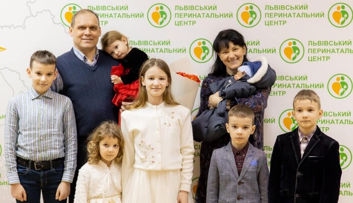 Для мамы – седьмой ребенок, для бабушки – 105 внук: на Львовщине установили семейный рекорд, фото