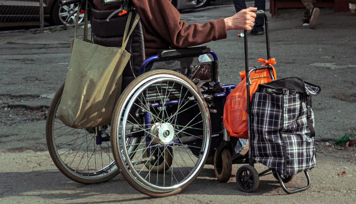 Повз проходили сотні людей: безхатько-візочник помер просто під супермаркетом в Києві, фото