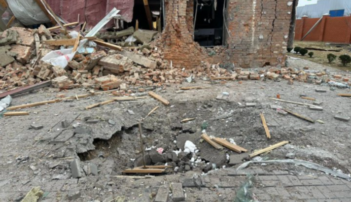 Россияне беспощадно бьют по Сумщине, за сутки в области - 65 прилетов