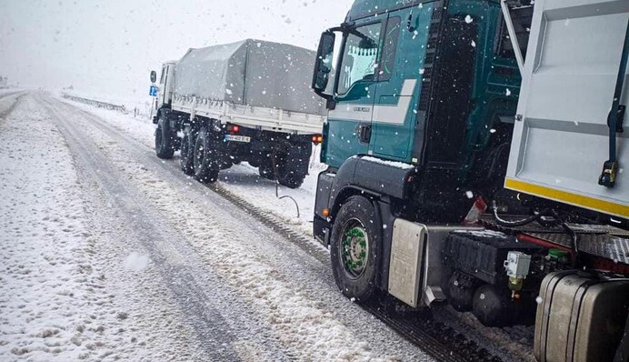 Одещину серед березня засипало снігом, на трасах застрягли десятки авто: фото і відео