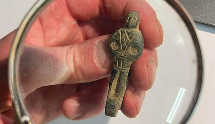 В Польше нашли интересный средневековый аксессуар для одежды в виде человека: фото