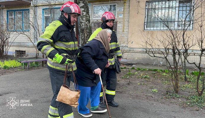Обломки ракет упали в нескольких районах Киева: фото и видео последствий масштабного удара