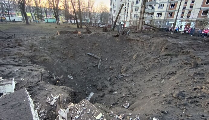 A 7-meter gaping hole appeared in Kyiv after the fall of a Russian missile: photos from the scene