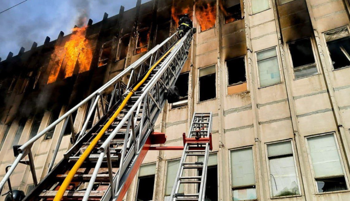 В Харькове вторые сутки пылает здание, куда попала российская ракета: видео с места и последние данные о жертвах