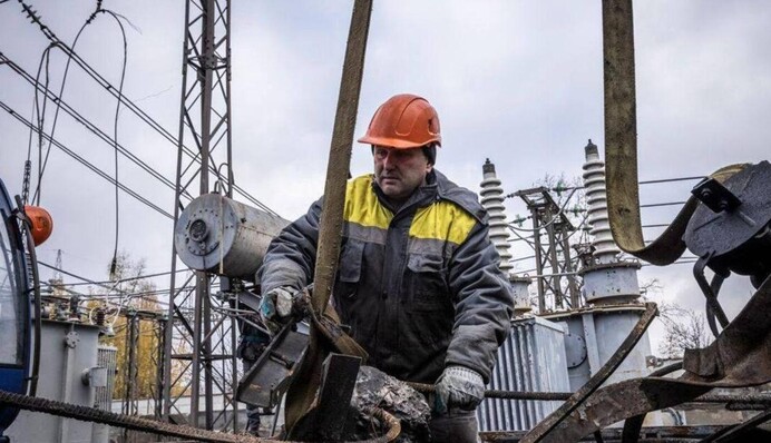 Часть Украины перешла на графики отключения света: список областей