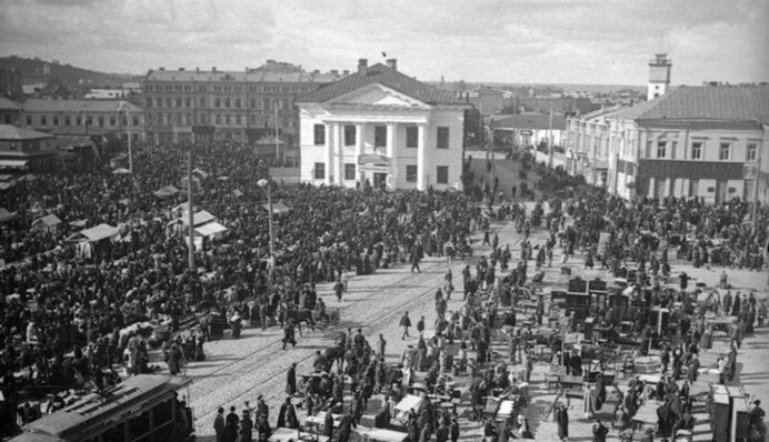 Трамваи и море людей: интересные фото Контрактовой площади в Киеве в 1920-х годах