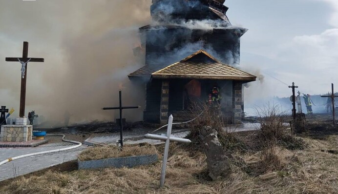 На Львівщині згоріла дерев'яна церква, визнана пам'ятником архітектури: фото і відео жахливої пожежі