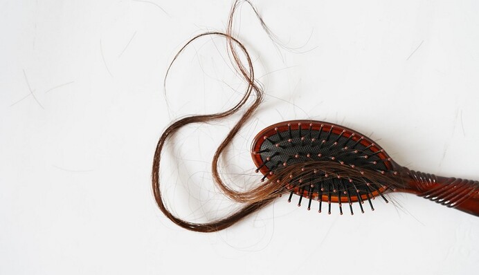 Лікар розповіла, чи дійсно шампуні допомагають проти випадіння волосся