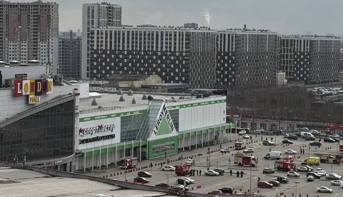 У Санкт-Петербурзі евакуювали ТЦ "Лондон молл", будівлю оточили: перші подробиці та кадри з місця