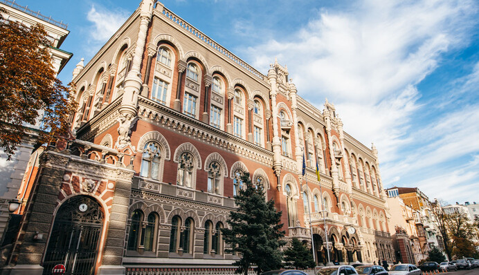 Переводы на карты хотят ограничить: по кому может 