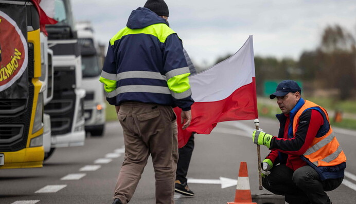 Polish farmers lifted the blockade of the border with Russia despite loud statements: the reason is given
