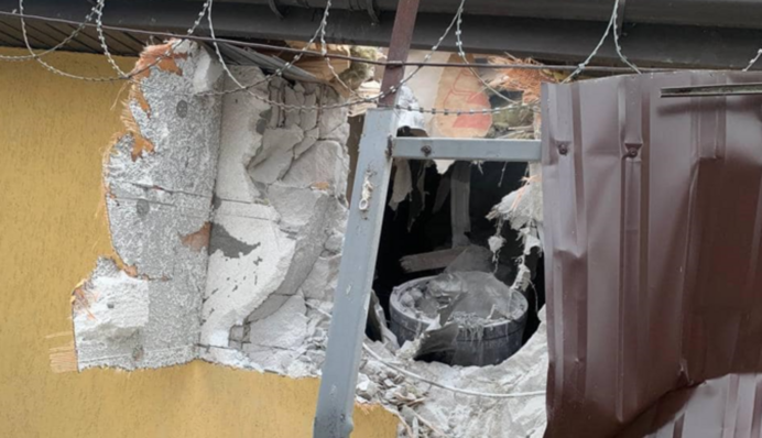 Часть ракеты застряла в доме: появилось фото с последствиями удара по Киеву