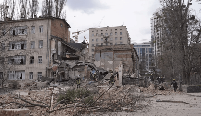 Russian missile destroyed an educational institution, debris fell in four districts of Kyiv: photo