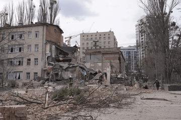 Російська ракета зруйнувала навчальний заклад, уламки впали в чотирьох районах Києва: фото