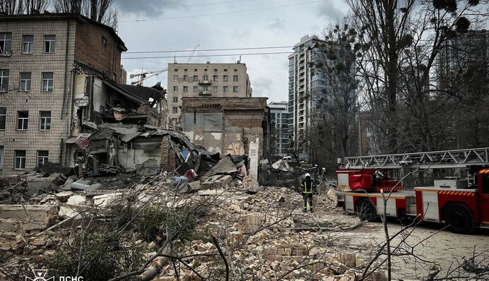 Дивом без жертв: Кличко з місця російського удару розповів про наслідки атаки, відео