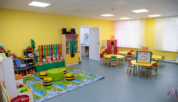 Дитинство під російськими ракетами: в Києві діти тікали з дитсадка під вибухами, відео