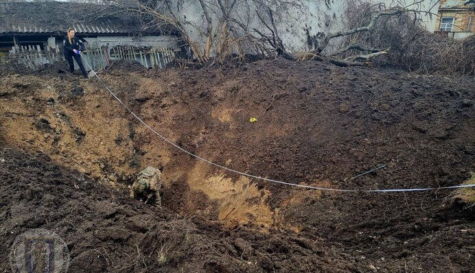 Образовалась 10-метровая воронка: сбитая российская ракета упала в Жулянах, фото и видео