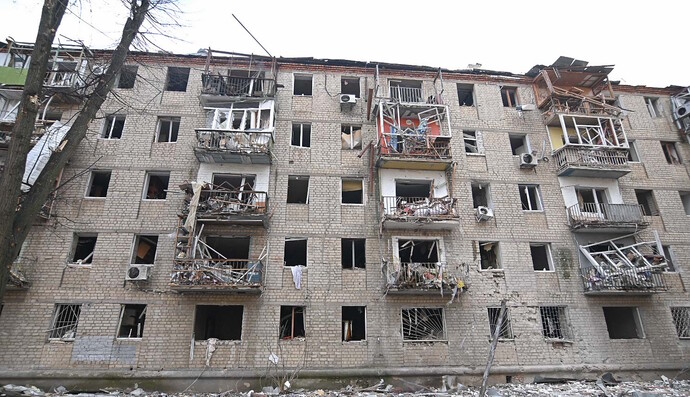 Как выглядят жилые дома в Харькове после мощного удара: ужасные кадры