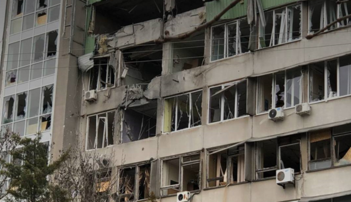 На Херсонщині росіяни влучили у порт і торговельний центр