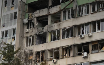 На Херсонщині росіяни влучили у порт і торговельний центр