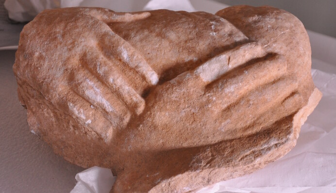 Единственный из сохранившихся: в Греции показали уникальный древний надгробный рельеф с младенцами