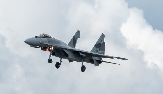 Біля Севастополя збили російський військовий літак, фото та відео