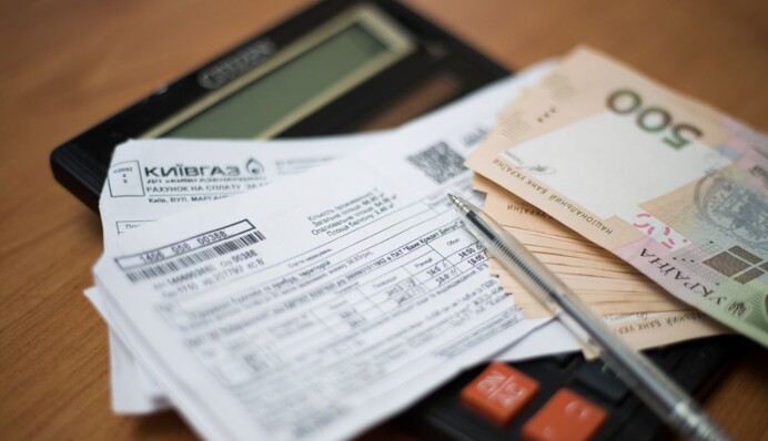 Тарифи на комуналку з 1 квітня: скільки коштуватимуть світло, газ і вода