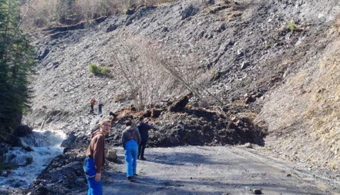 Постраждала важлива автотраса: на Закарпатті стався зсув ґрунту, фото