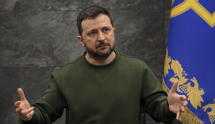 Атаки на НПЗ Росії, затримка допомоги від США і не тільки: головні тези інтерв’ю Зеленського американському ЗМІ