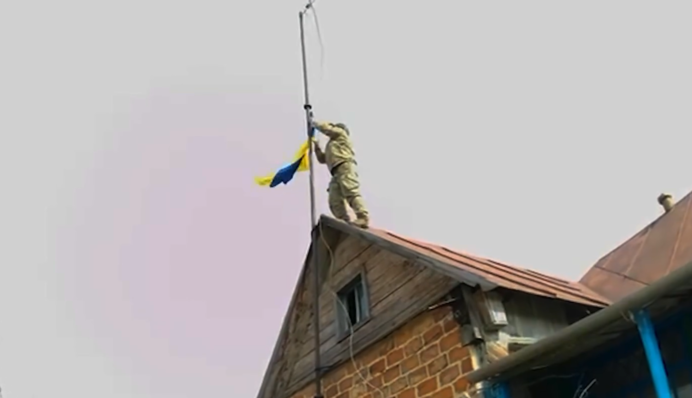Прикордонники підняли прапори в трьох селах Харківщини: відео