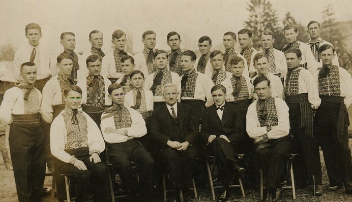 Етнографи ламають голову над ними: які прізвища мають загадкове походження