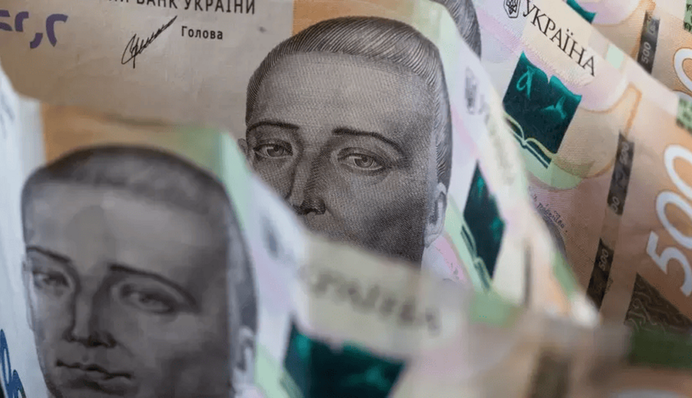 Власні доходи йдуть на війну: чи будуть в України гроші на підвищення зарплат і пенсій