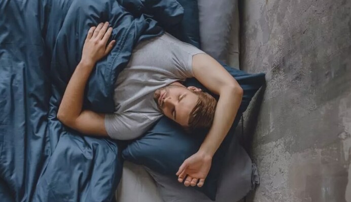 Головой или ногами: объясняем приметы о сне