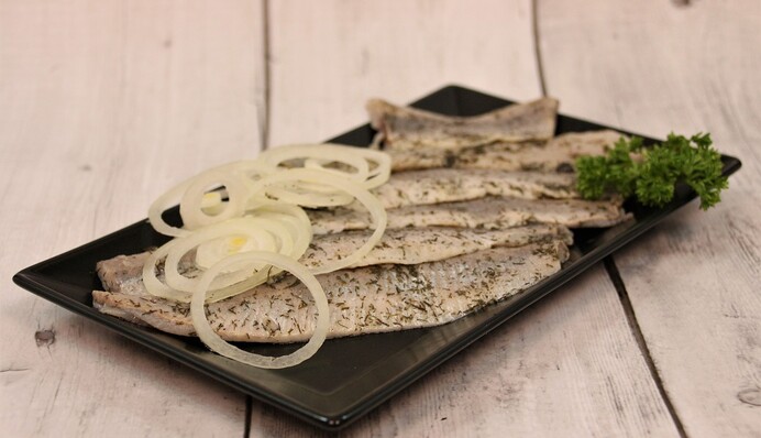 Почему стоит регулярно есть сельдь: диетолог рассказала о полезных свойствах рыбы