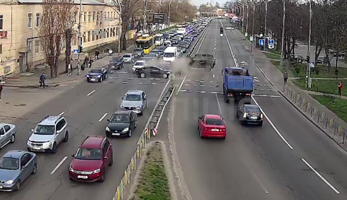 В Києві сталася страшна аварія з перекиданням: момент зафіксували камери спостереження