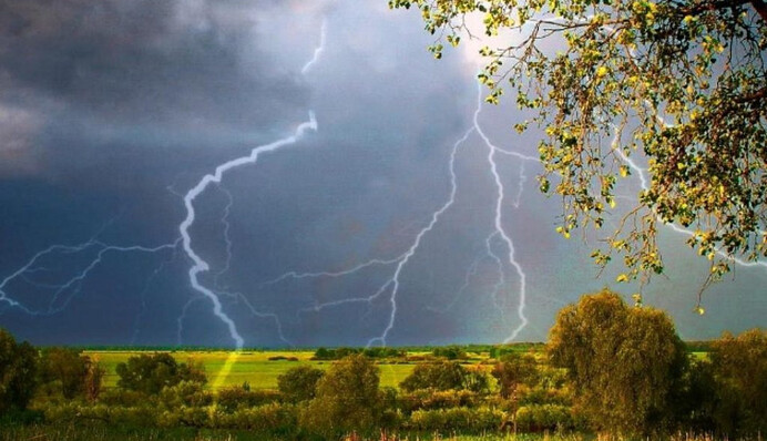 Дощі з грозами і сильний вітер: в Україні в середу погіршиться погода