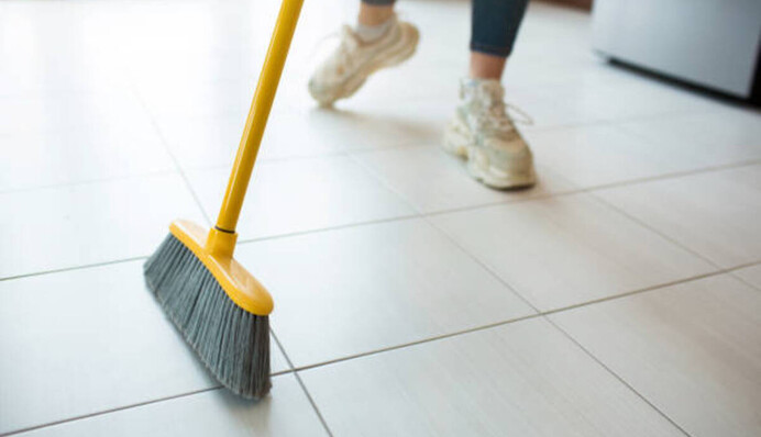 Чому не можна вимітати сміття за поріг хати: пояснюємо народну прикмету