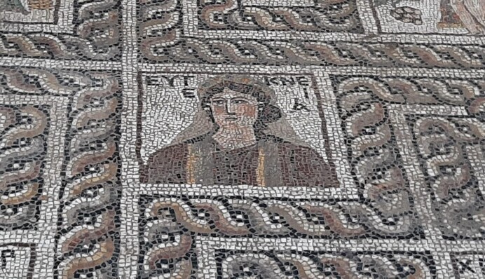 В Британії виявили розкішну римську вілу з десятками дорогоцінних артефактів. Фото