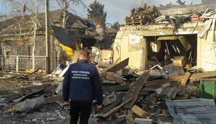 Ворог вночі завдав удару по Покровську: фото і відео наслідків