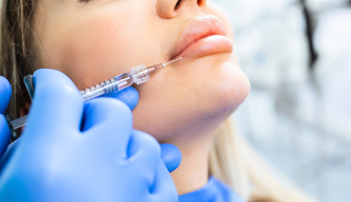 Специалист должен остановить: косметолог объяснила, почему вредно сильно увеличивать губы