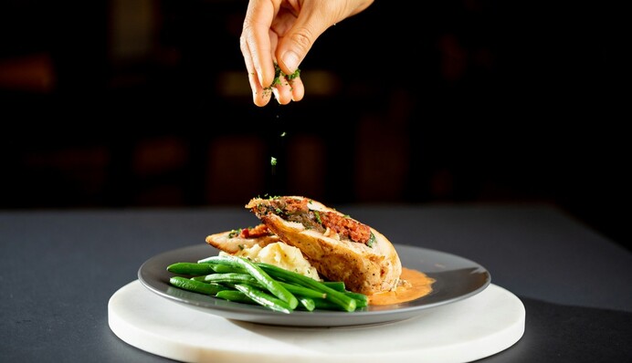 Это касается всех: диетолог объяснила, почему нужно ужинать за 3-4 часа до сна