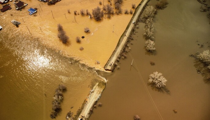 Рівень води піднявся до 11 м: в російському Орську – третій прорив дамби. Фото і відео