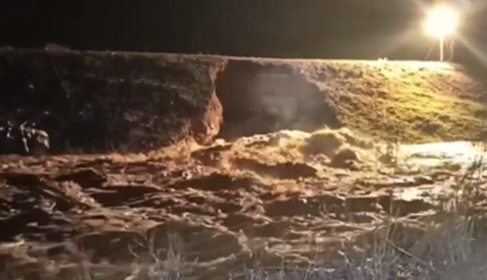 "Матінко, ми пливемо": у Росії прорвало дамбу, відео